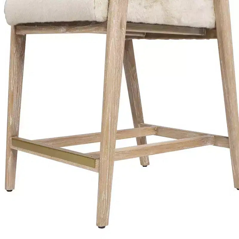 Sgabello da bancone con struttura in legno di frassino, schienale con dettagli in corda e seduta in pelliccia sintetica