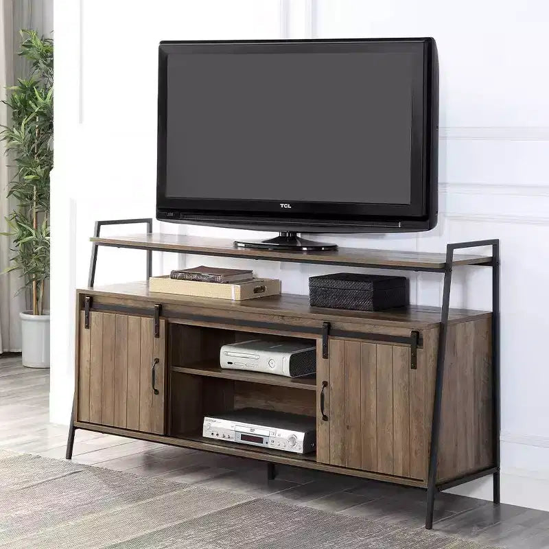 Mobile porta TV industriale da 60" con ante scorrevoli a fienile e ripiano aperto